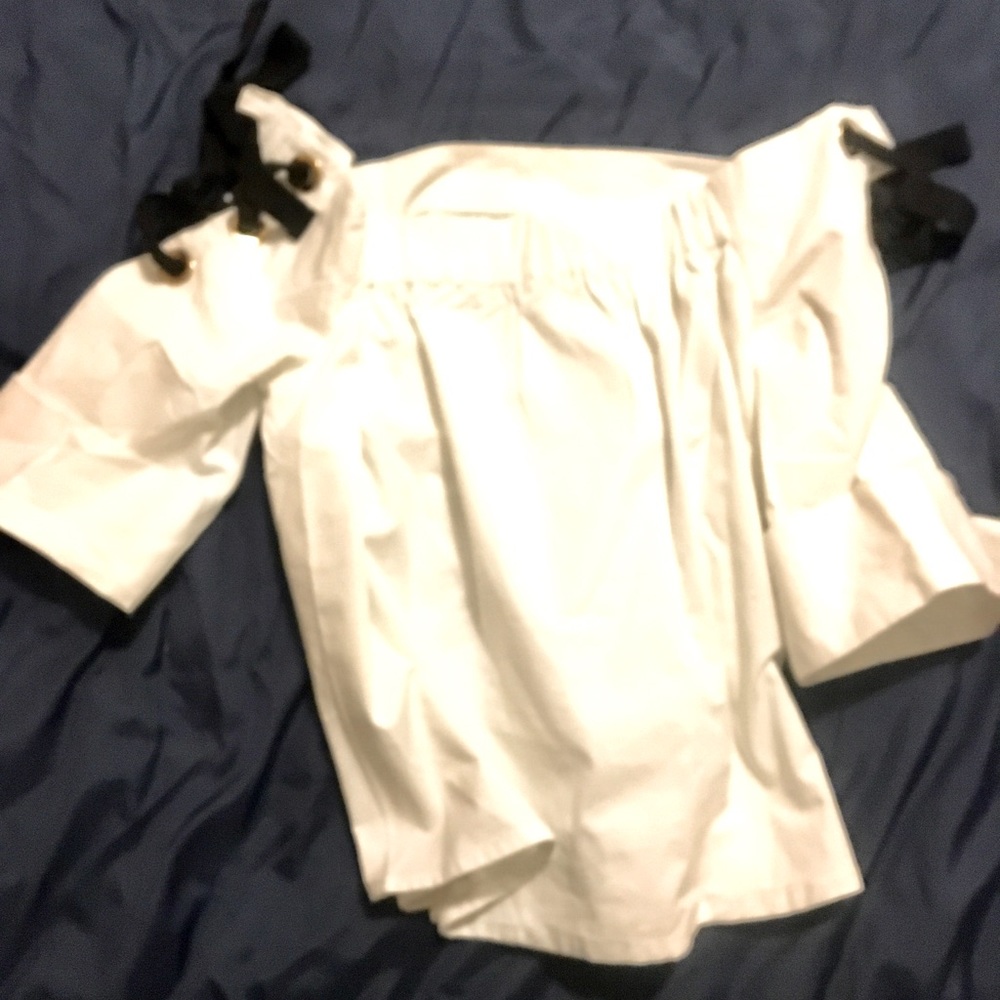 Designer shoulder free shirt